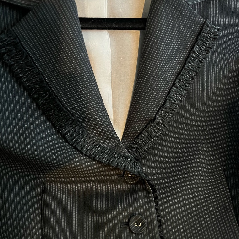 Tahari womens 2 piece wool fine pinstripe suit